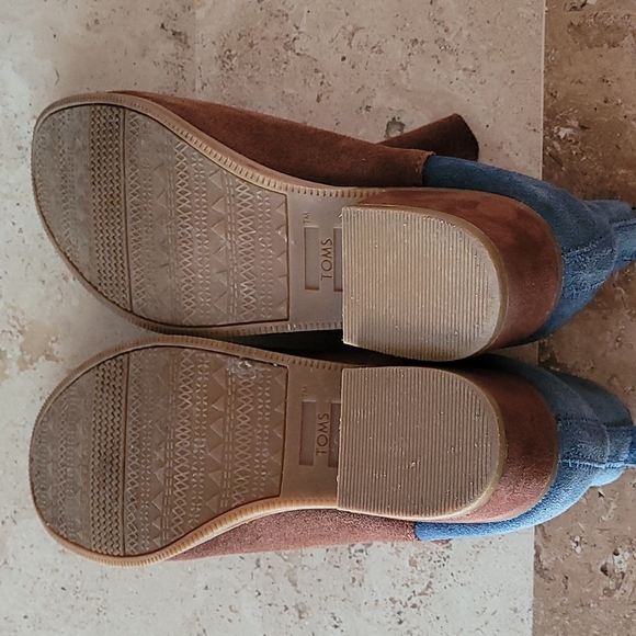 TOMS suede two-toned booties. Size 8 - Picture 8 of 10